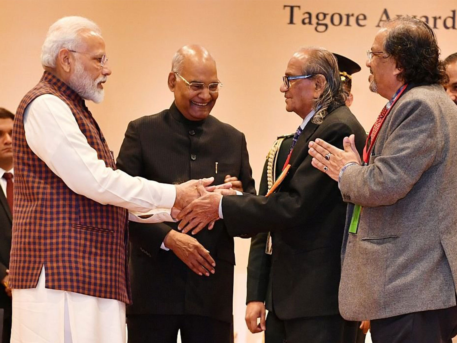 Prime Minister Narendra Modi pays tribute to sculptor Ram Vanji Sutar (Photo/X@narendramodi)