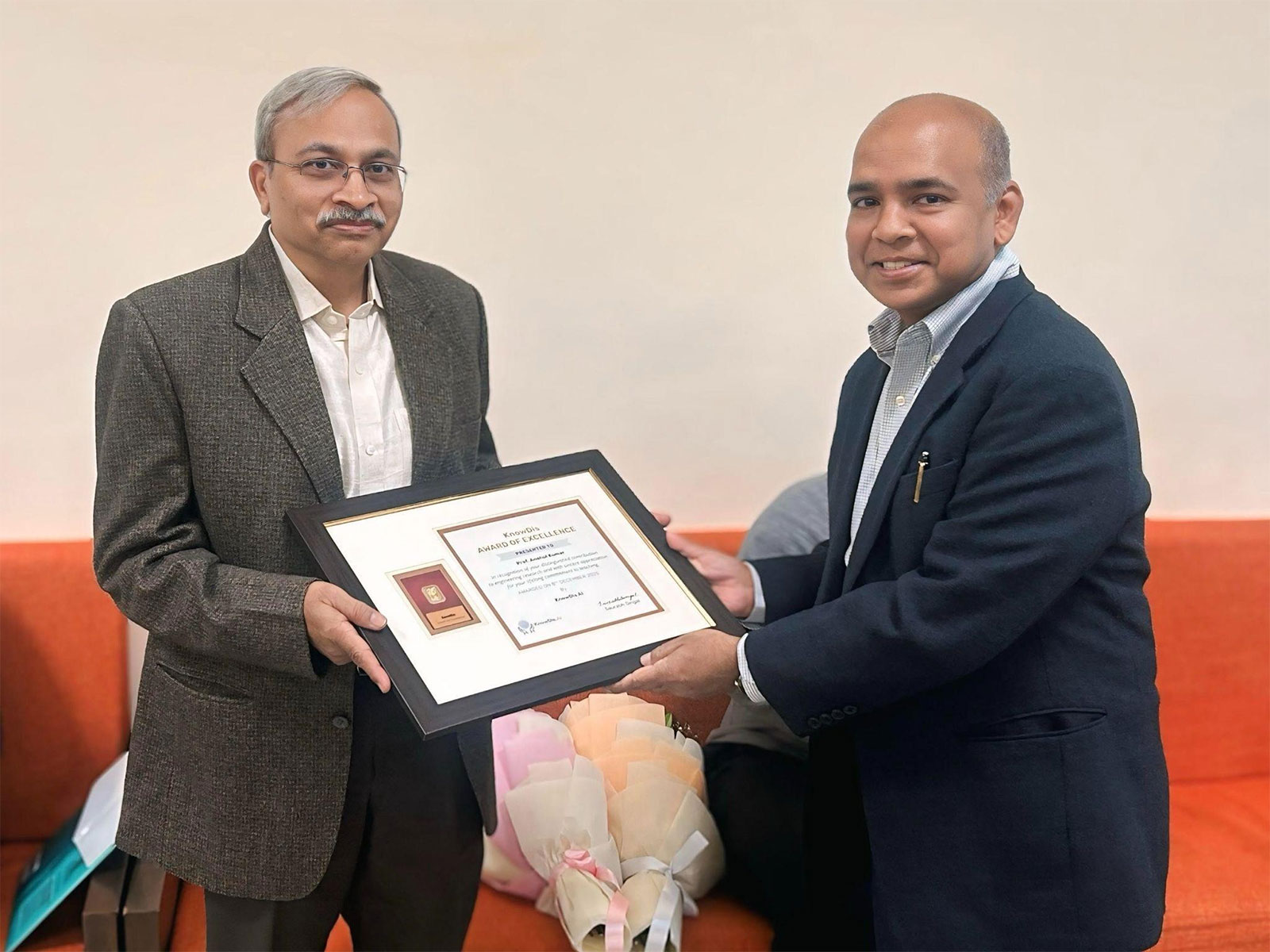 Professor Anshul Kumar receives the KnowDis Award for Excellence from Saurabh Singal, founder of KnowDis AI