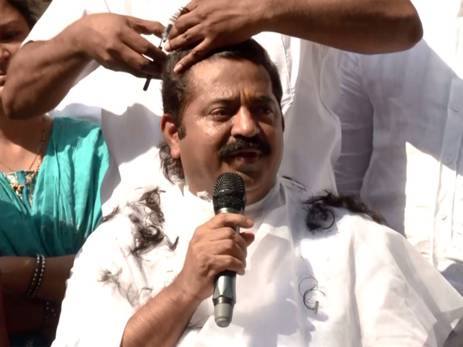 BJP MLA Ram Kadam getting a haircut (Photo/ANI)