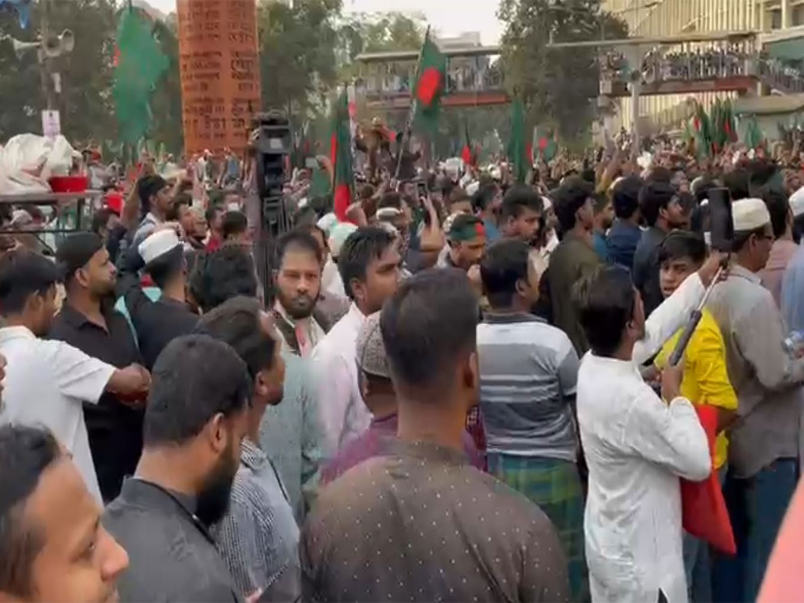 Inqilab Moncho supporters block Dhaka's Shahbagh intersection (Photo/ANI)