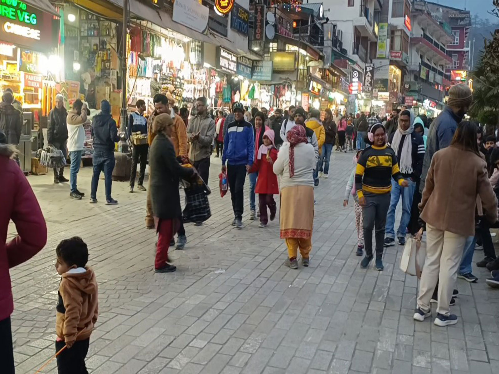 Tourists in Manali during winter season (Photo/ANI)