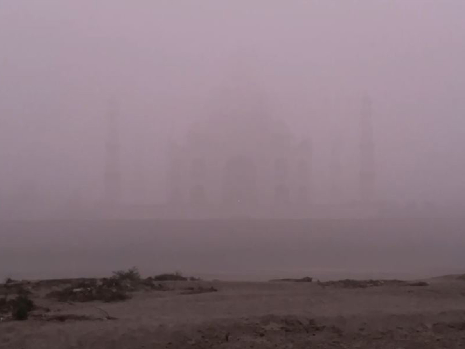 Taj Mahal fades from view as dense fog engulfs Agra, Uttar Pradesh (Photo/ANI)