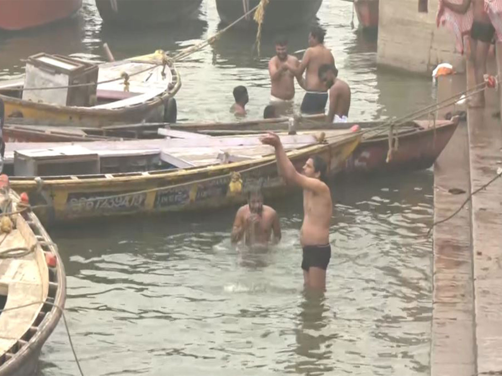 Devotees brave the cold wave to take a holy dip in the Ganga River in Dashashwamedh Ghat, Varanasi (Photo/ANI)