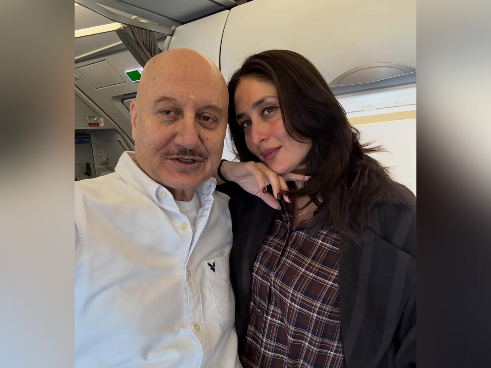 Anupam Kher with Kareena Kapoor (Photo/instagram/@anupampkher)
