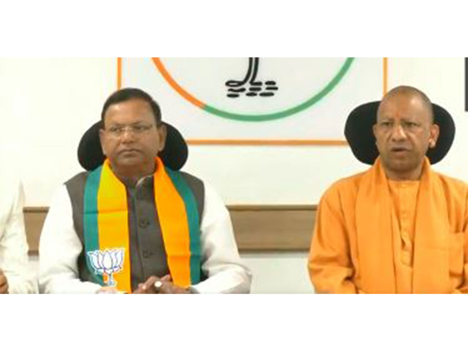 CM Yogi reviews preparations at BJP office ahead of PM Modi's inauguration  in Lucknow (Photo/ANI)