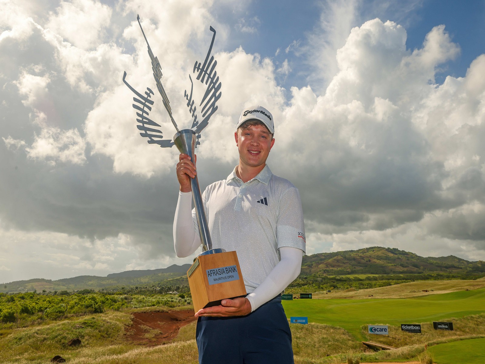 Golfer Jayden Schaper lifting Mauritius Open trophy (Photo/Mauritius Open)