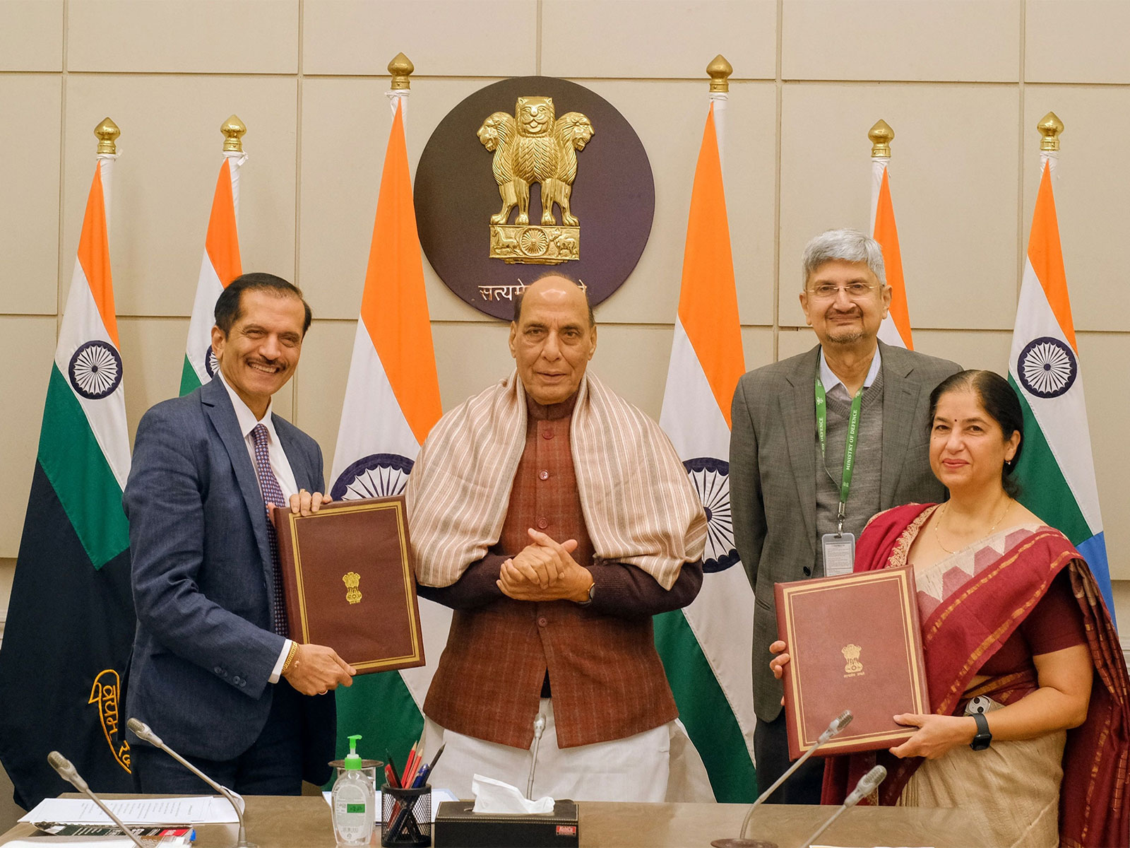 Defence Minister Rajnath Singh with Director General (Production Coordination & Services Interaction) Chandrika Kaushik and Vice Chancellor (Photo/Ministry of Defence)