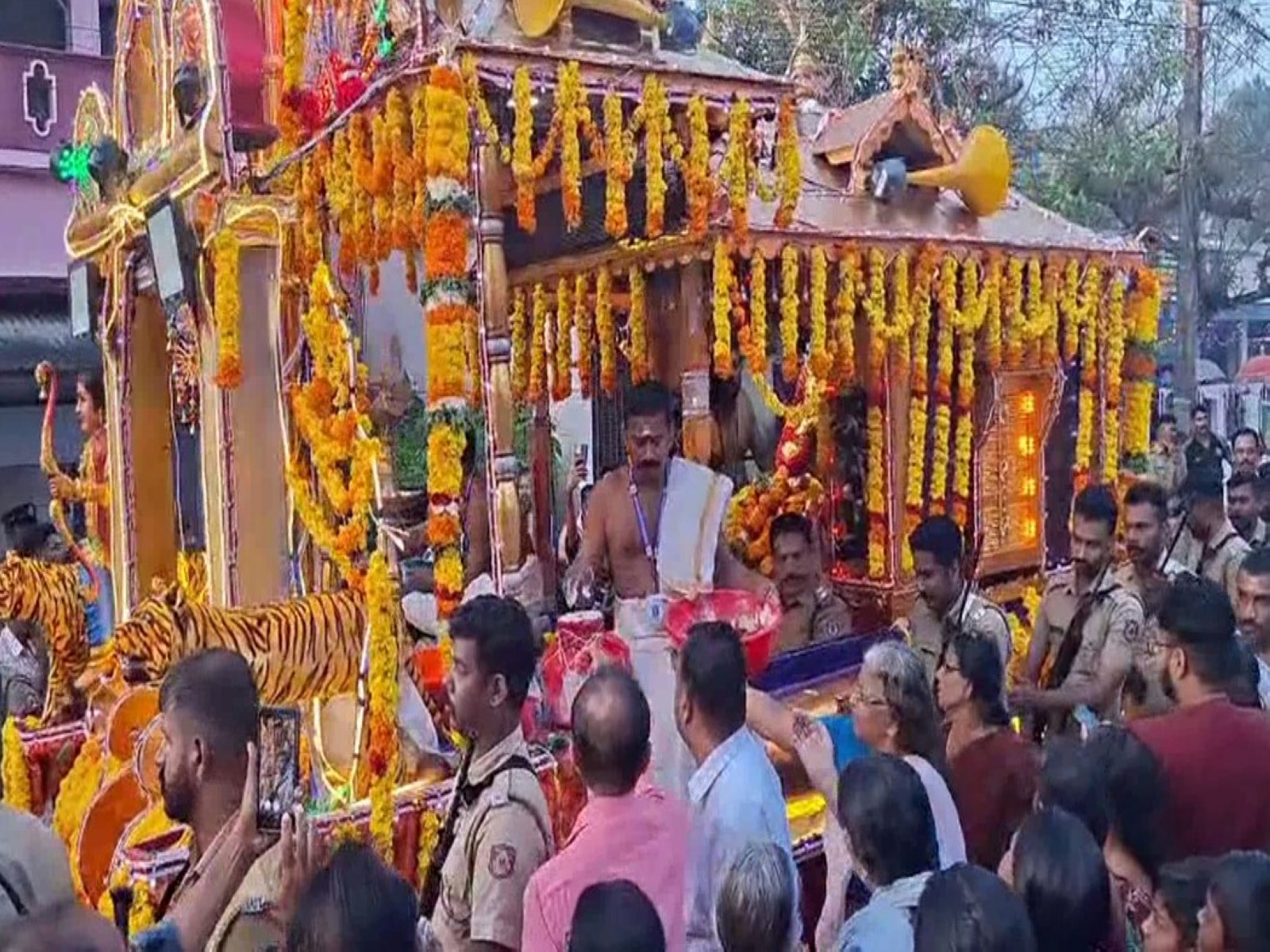 Ceremonial procession carrying the golden attire (Thanka Anki) for Lord Ayyappa (Photo/ANI)