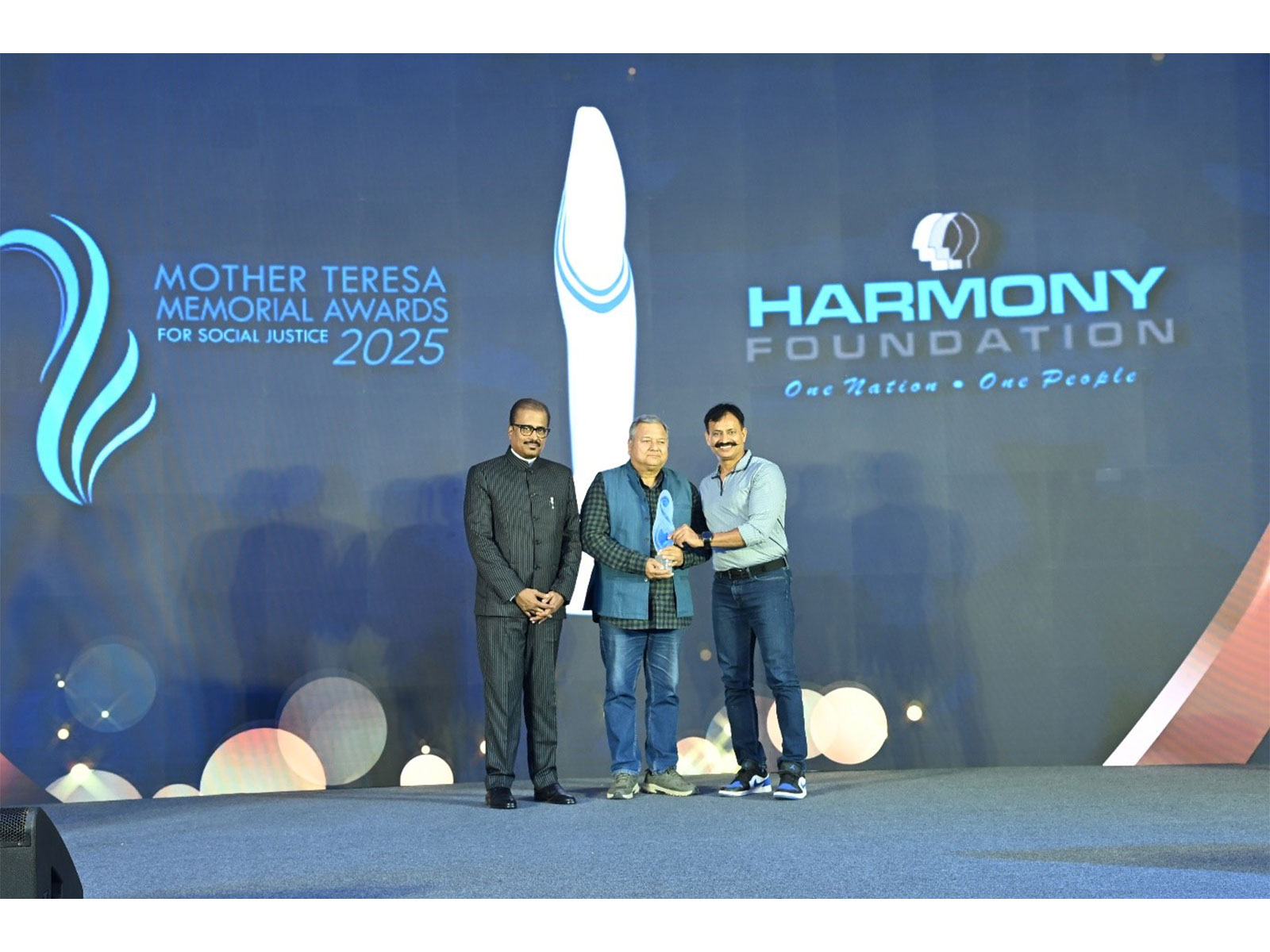 Peepal Baba receiving the award from Addl.DGP Shri Krishna Prakash