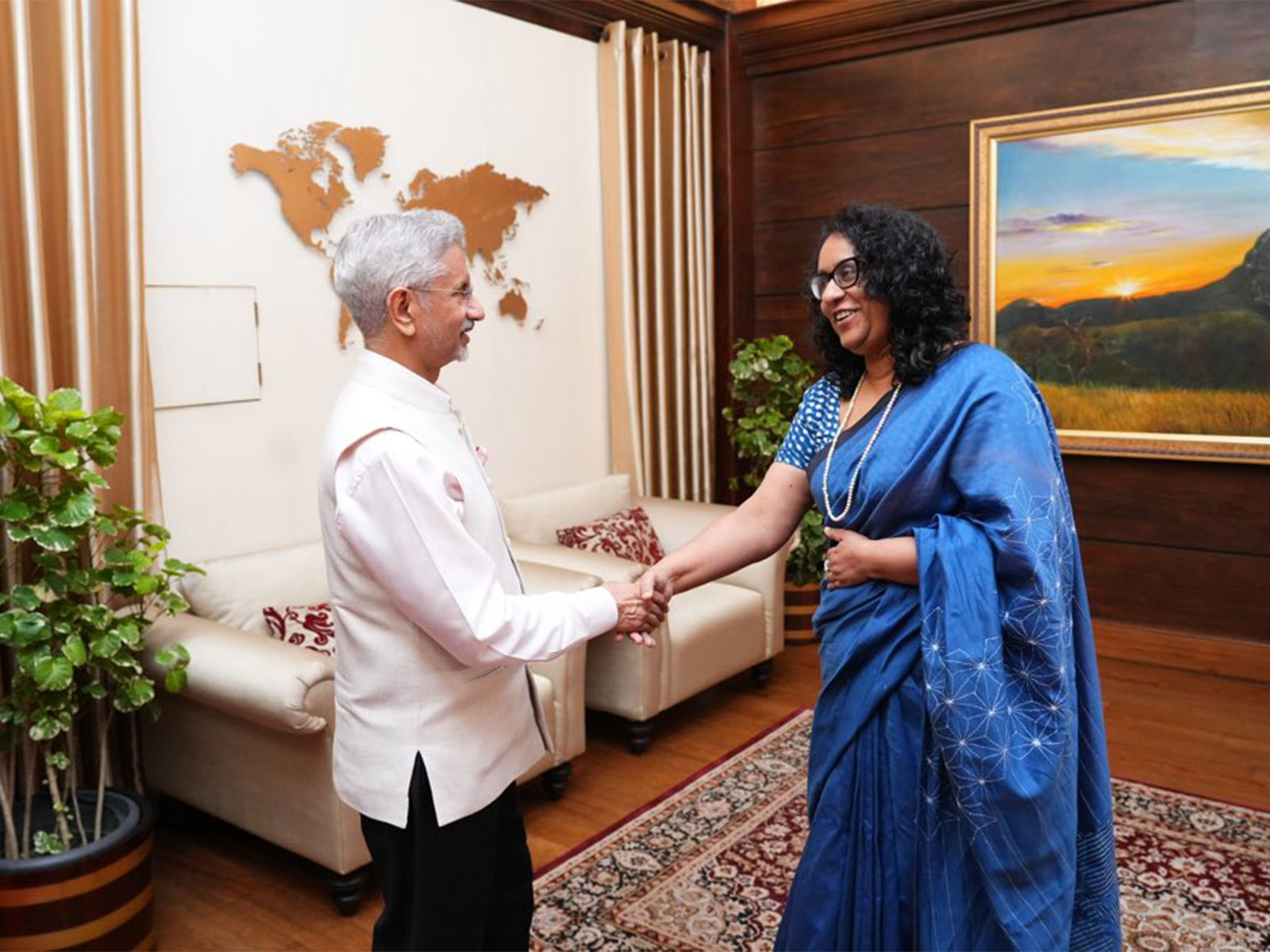 External Affairs Minister S Jaishankar with Sri Lanka's Prime Minister Harini Amarasuriya in Colombo (Photo:X/@DrSJaishankar)