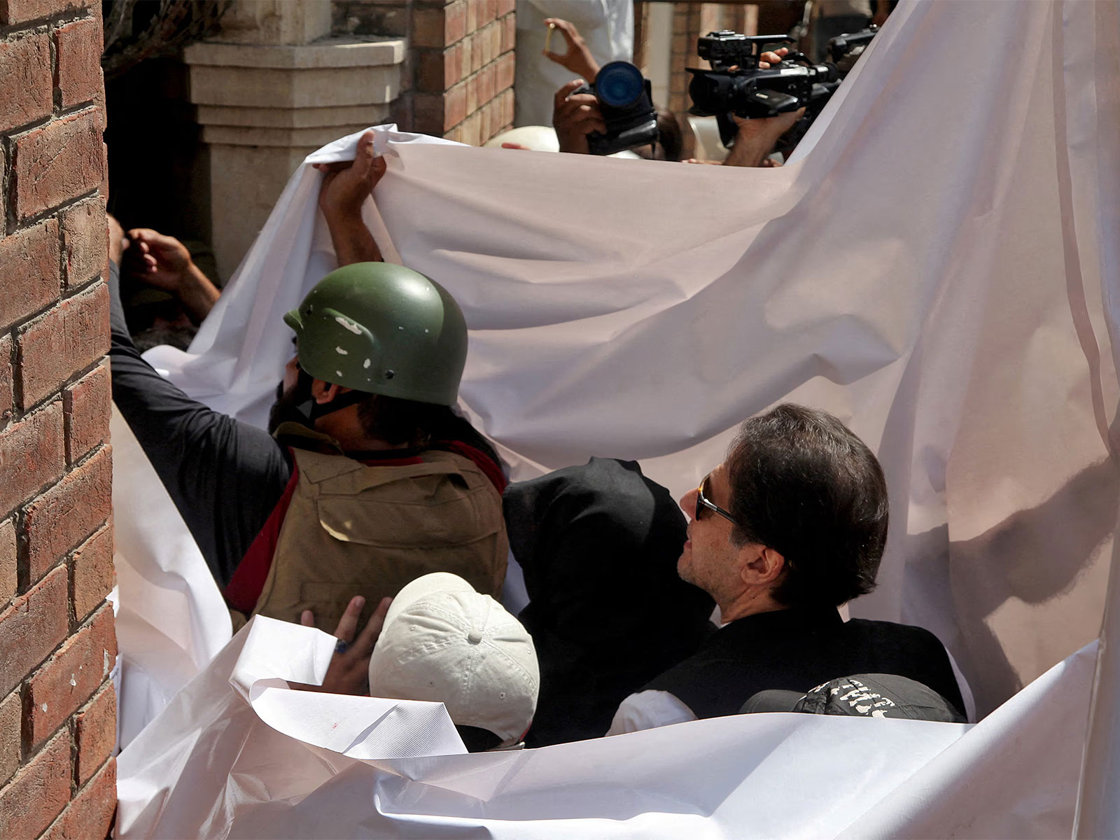 Former Pakistan Prime Minister Imran Khan and his wife Bushra Bibi arrive at the Lahore High Court (Photo/Reuters)