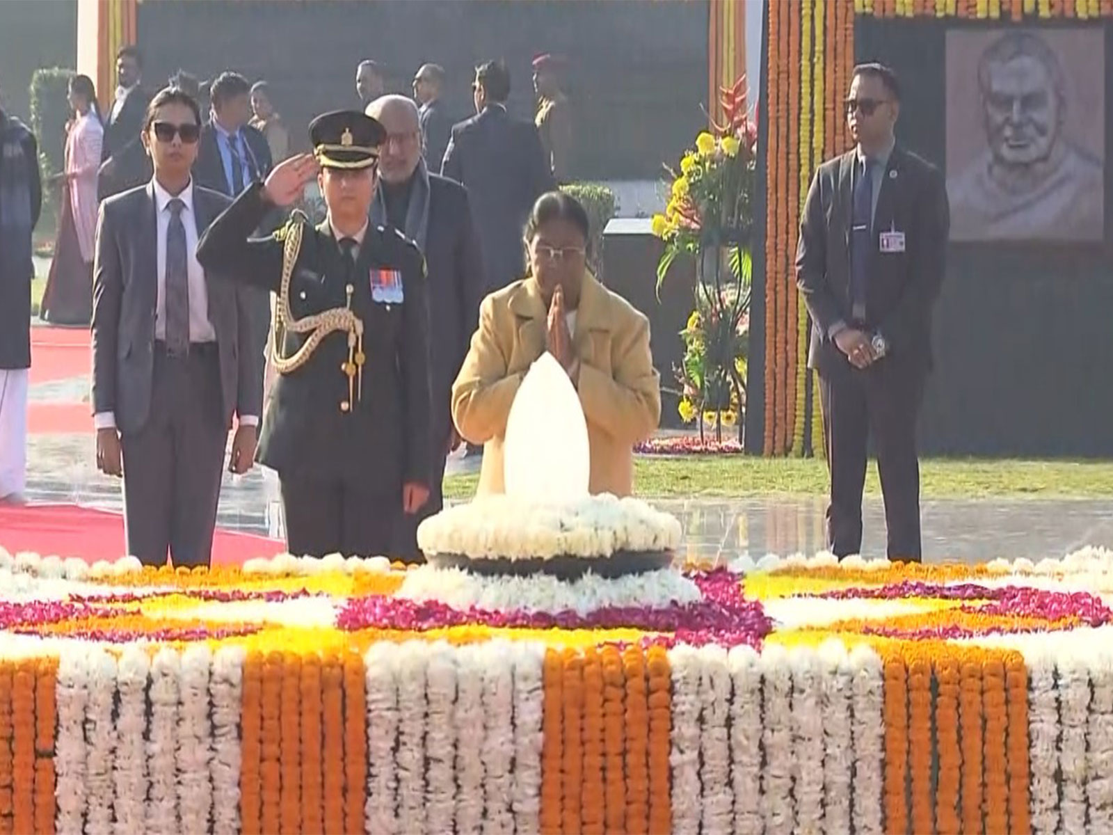 President Droupadi Murmu pays tribute to Atal Bihari Vajpayee (Photo/DD)