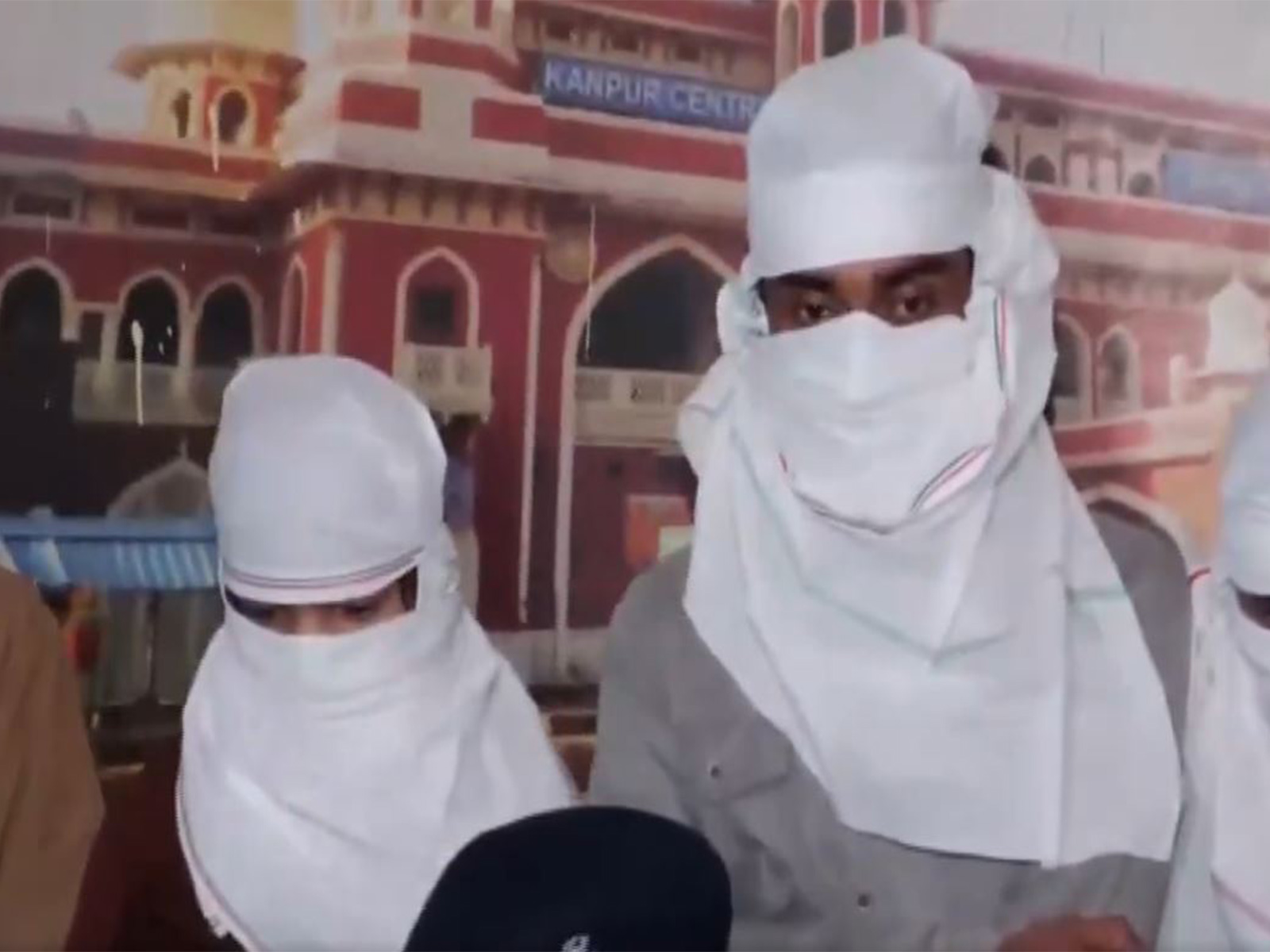 Bangladeshi nationals arrested from Poorvottar Sampark Kranti Express in Kanpur (Photo/ANI)