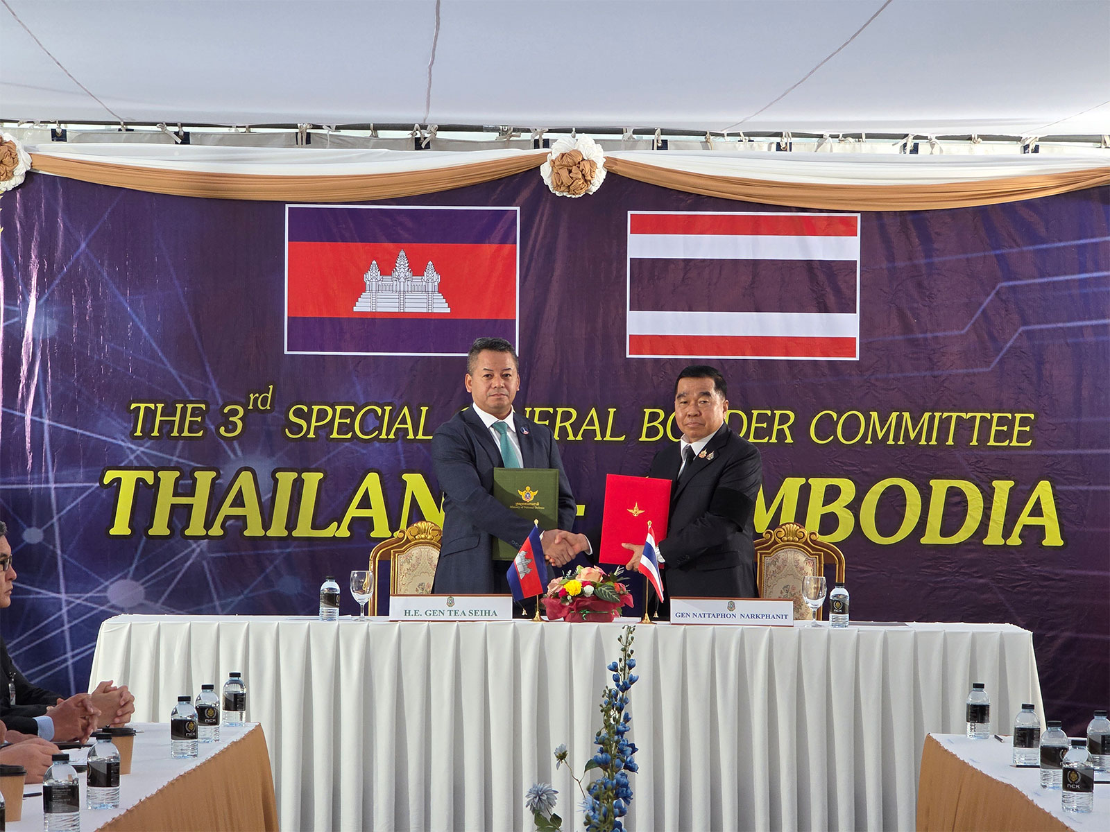 General Tea Seiha, Deputy Prime Minister, Minister of National Defence of Cambodia and General Nattaphon Narkphanit, Minister of Defence of Thailand (Photo/X@modgovkh)