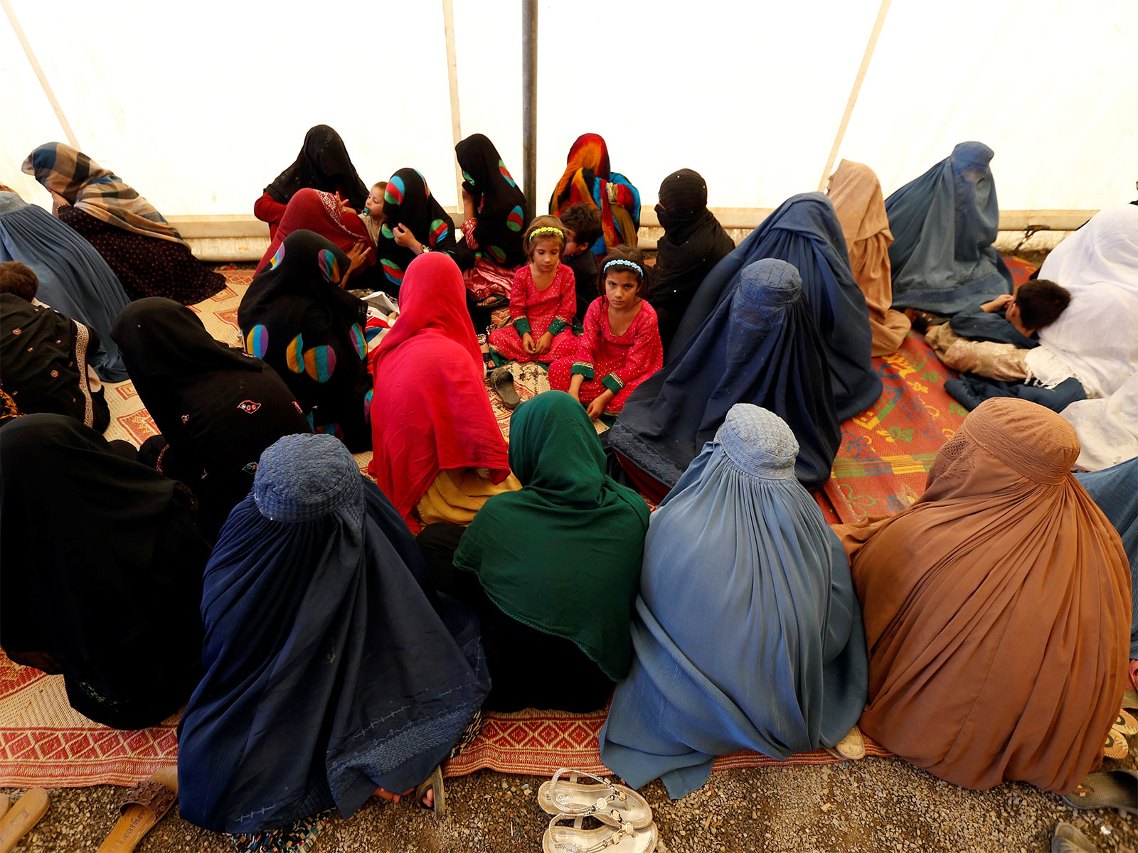Afghan women sit with their children in Kabul (Photo/Reuters)