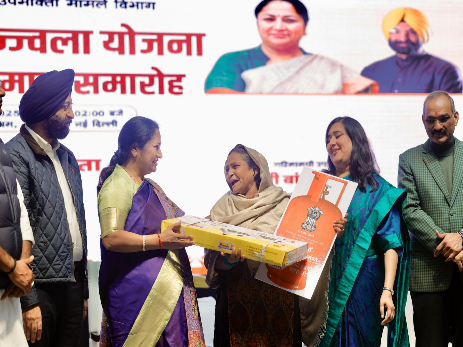 Delhi CM Rekha Gupta presents 'Ujjwala' gift to 5,100 women. (Photo/X@gupta_rekha)