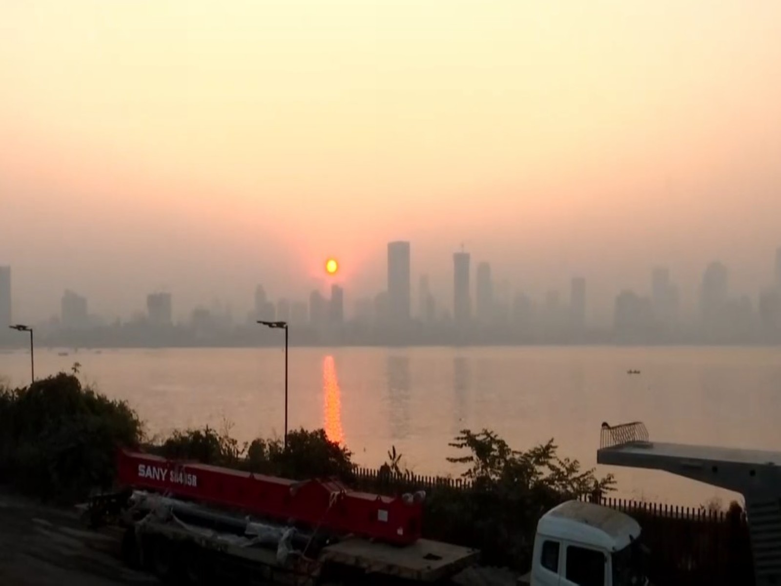 A thin layer of smog around Bandra Kurla Complex in Mumbai on Sunday morning.  (Photo/ANI)