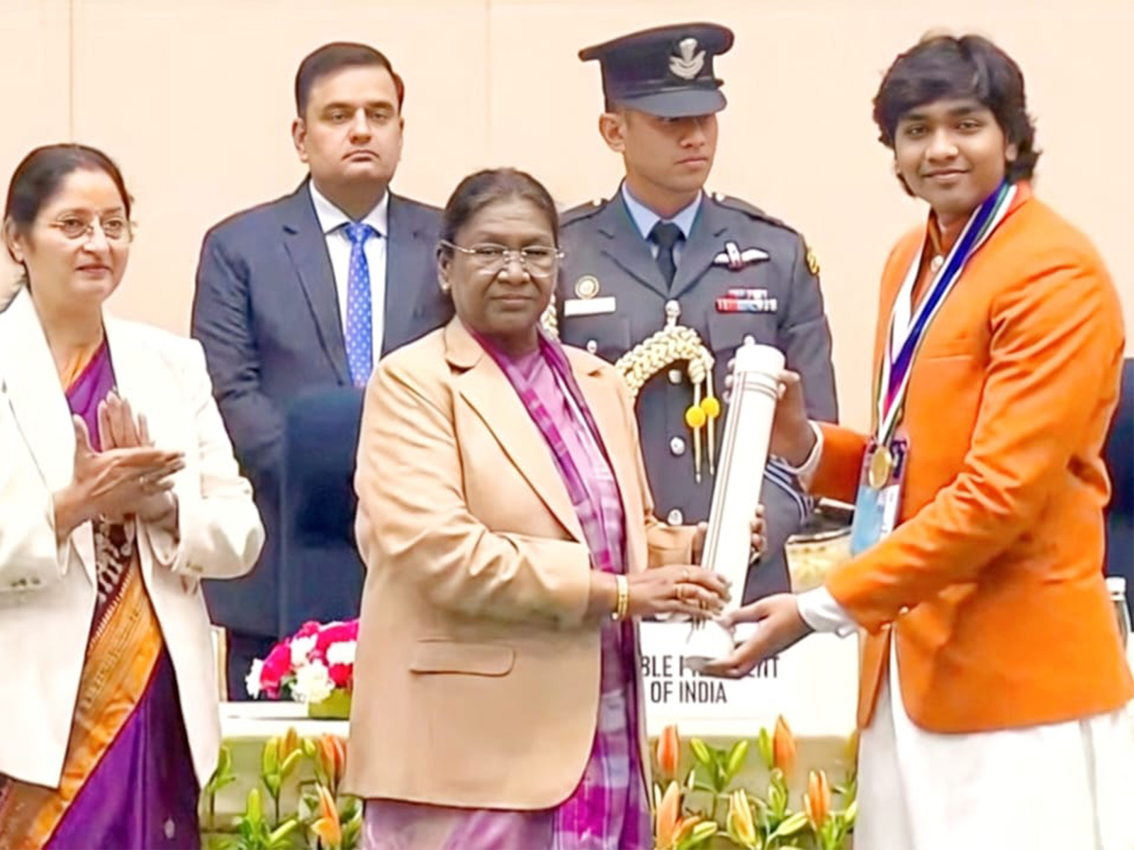 President Droupadi Murmu presents the award (Photos/ANI)