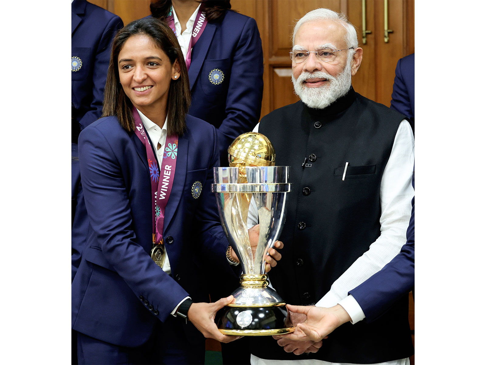 Harmanpreet Kaur (left) with PM Narendra Modi (right) (Photo/ANI Photo/DPR PMO)
