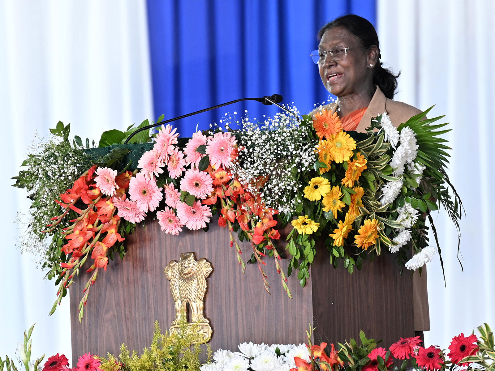 President Droupadi Murmu addressing the Antarrajyiy Jansanskritik Samagam Samaroh - Kartik Jatra at Gumla, Jharkhand (Photo/PIB)