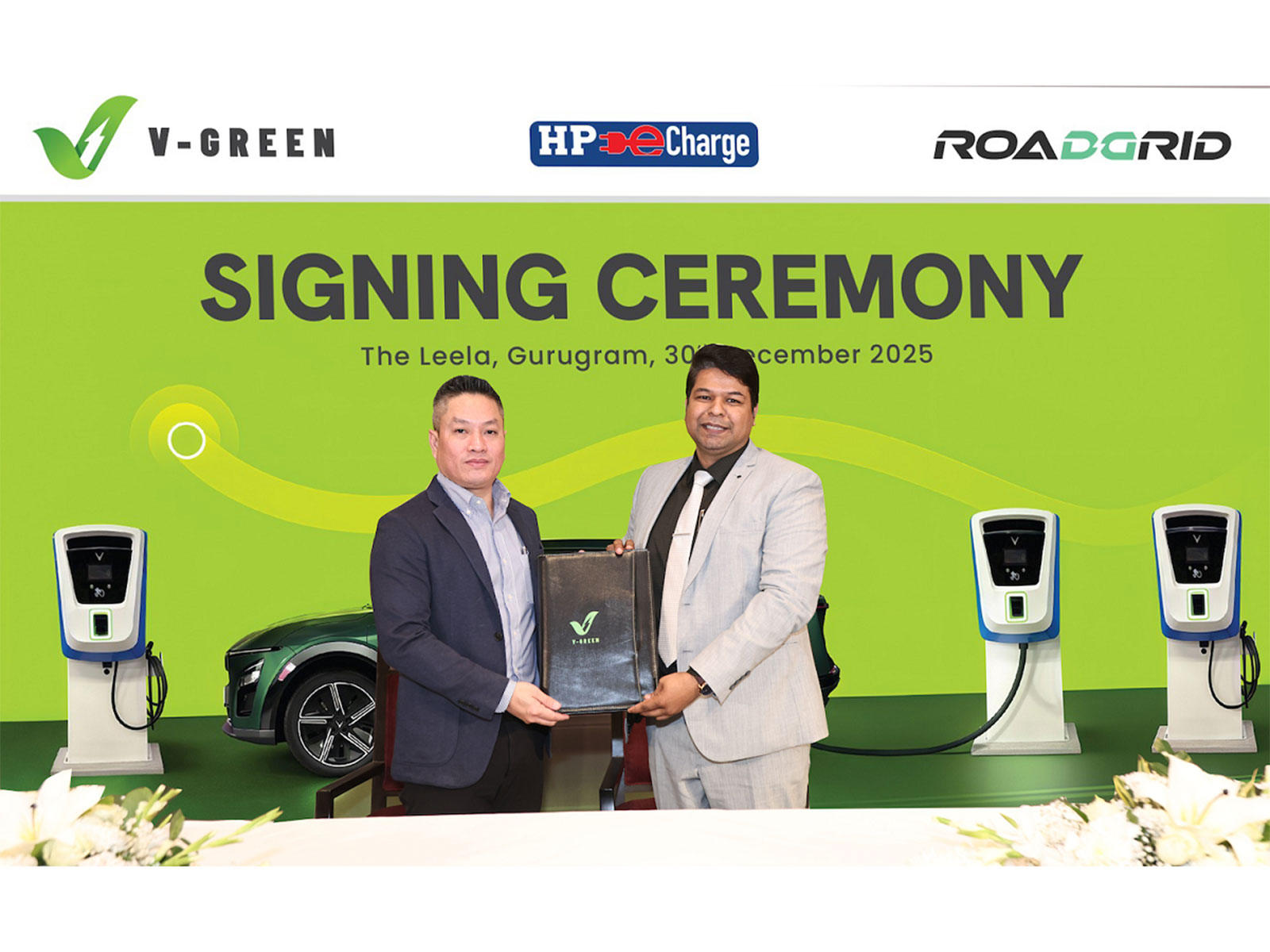 Mr. Nguyen Nam Tien, CEO of V-Green India (left), and Mr. Deepesh Shrinath, CEO of RoadGrid India, at the signing ceremony