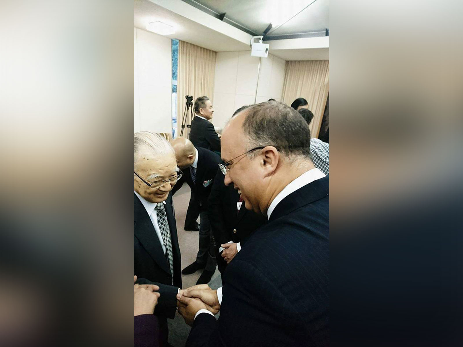 Former JCP president Tetsuzo Fuwa (left) is greeted by Cuban Ambassador to Japan Carlos Miguel Pereira. (Photo: X/@embacubajapon)
