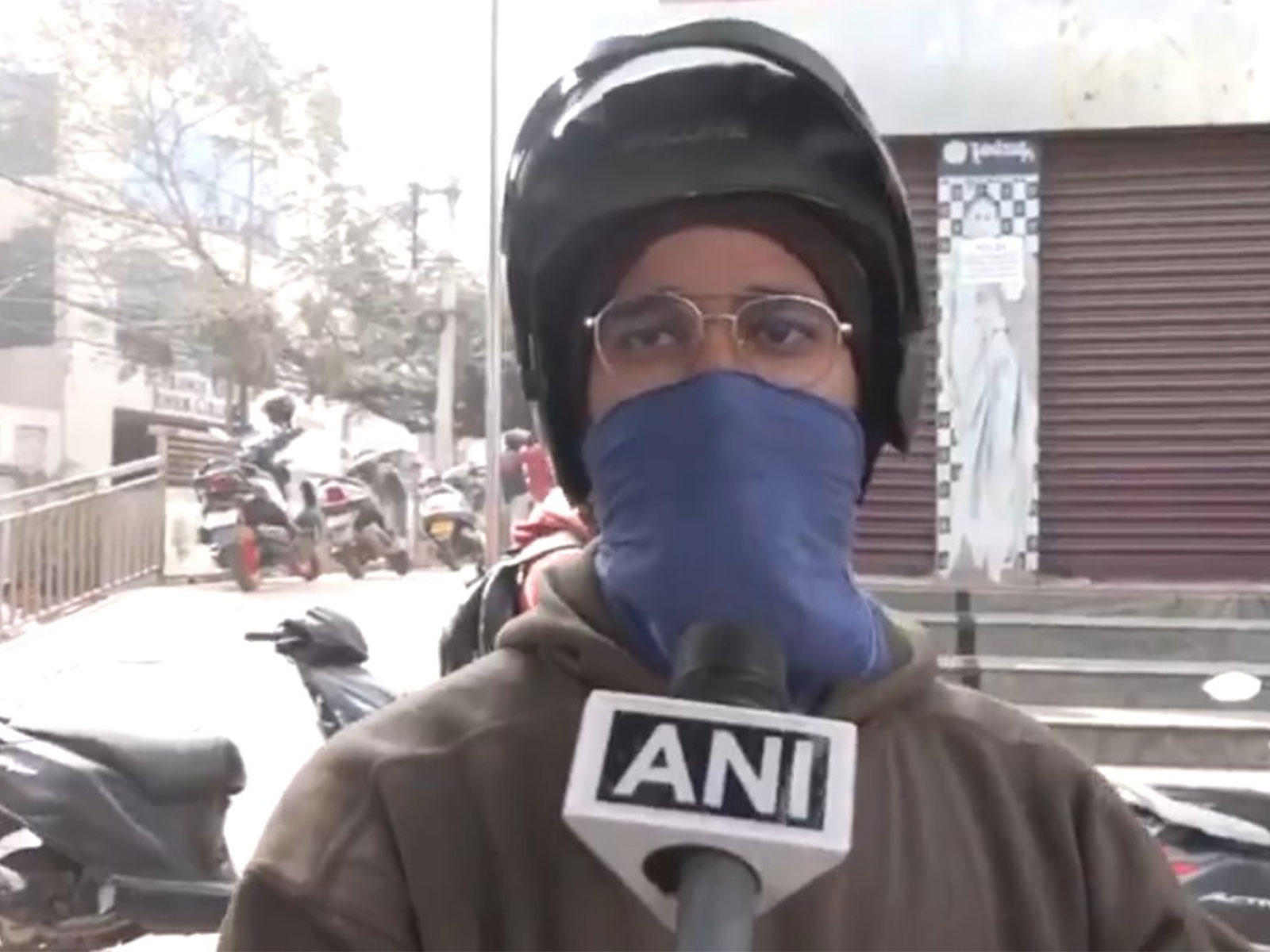 Visual of a delivery worker in New Delhi (Photo: ANI)