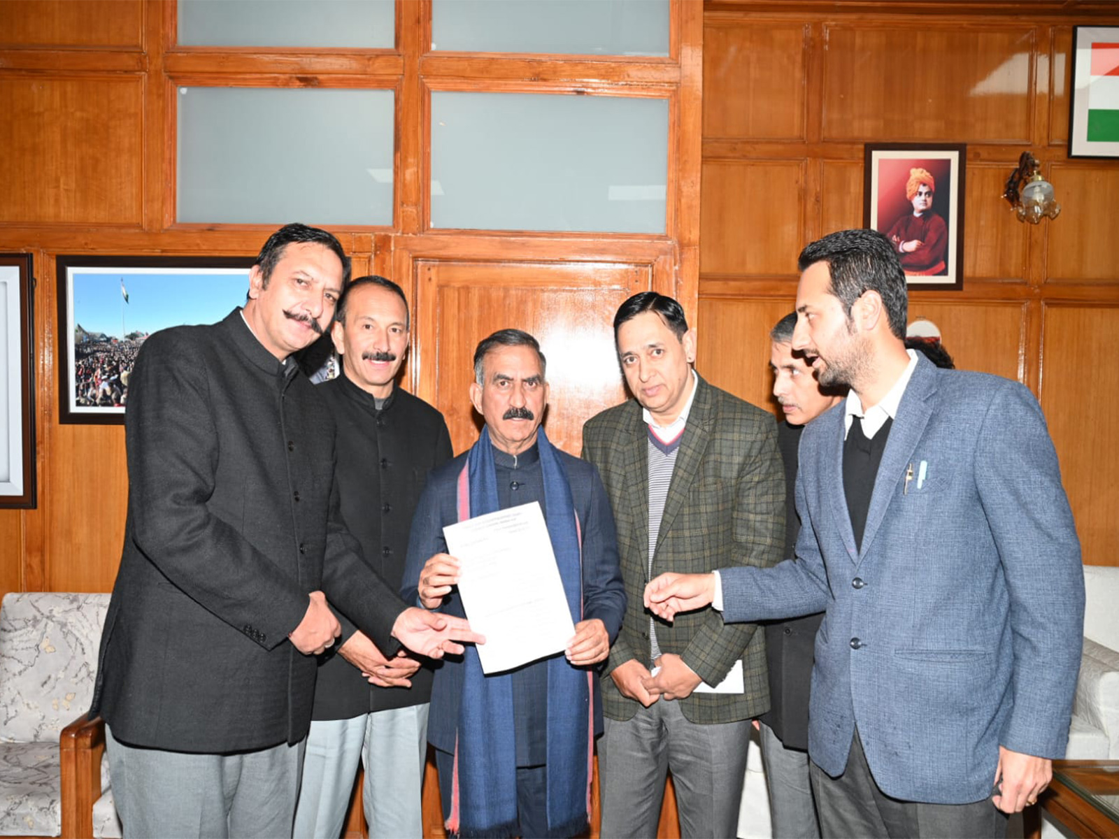 Shimla Bar Association meets CM Sukhu, donates Rs 1.11 lakh to relief fund (Photo/Himachal CMO) 