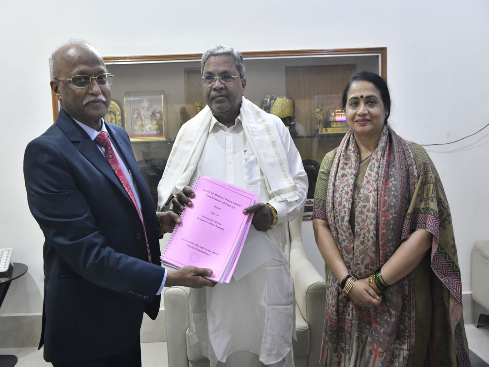 Justice John Michael D'Cunha submits report to Karnataka CM Siddaramaiah (Photo/Karnataka CMO)
