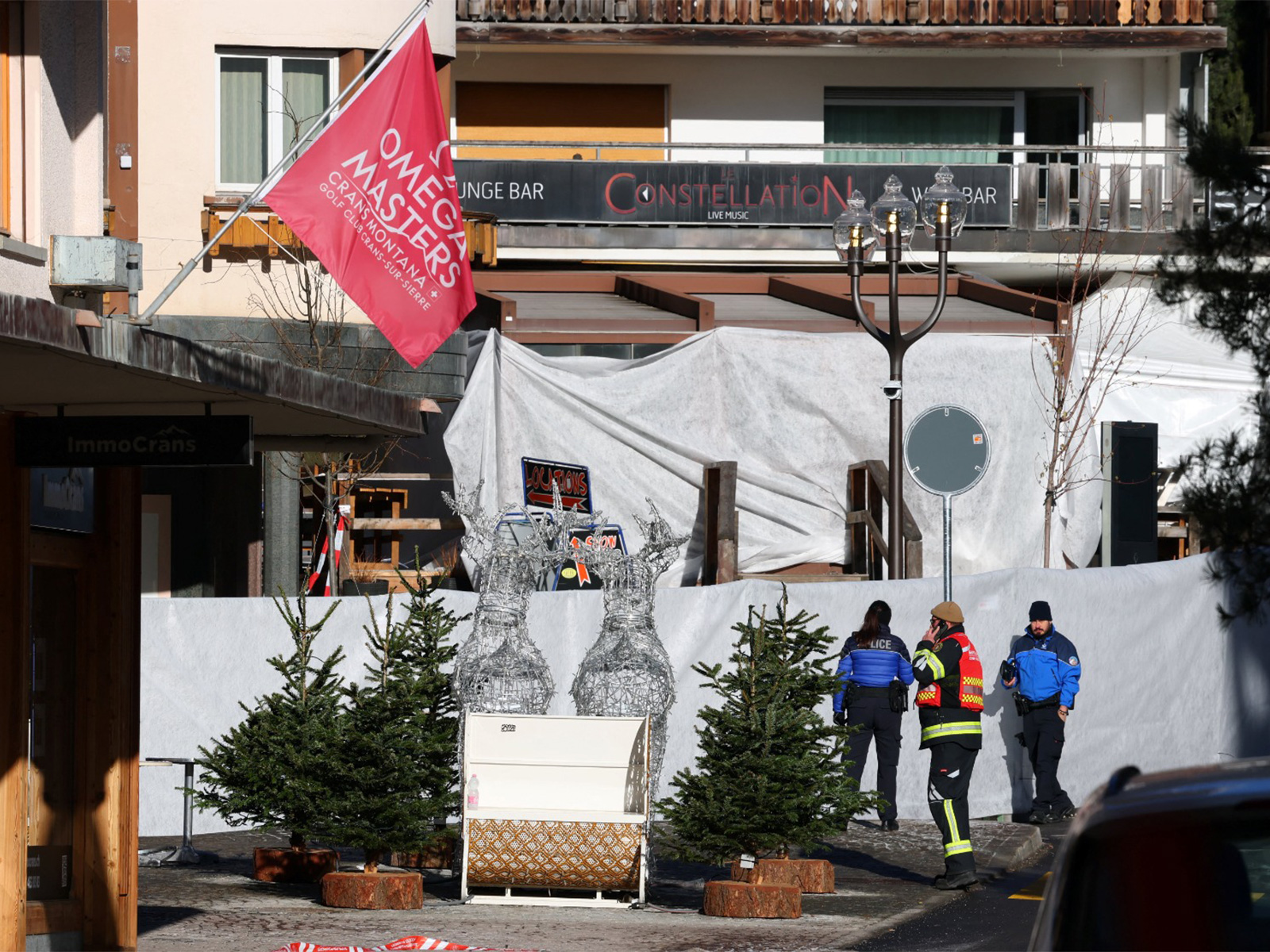 Emergency personnel work at the site of fire at the "Le Constellation" bar in Crans-Montana in Switzerland (Photo/Reuters)