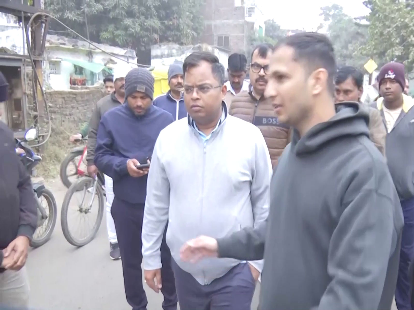 Indore Collector Shivam Verma is inspecting the water supply from trankers in Bhagirathpura area (Photo/ANI)