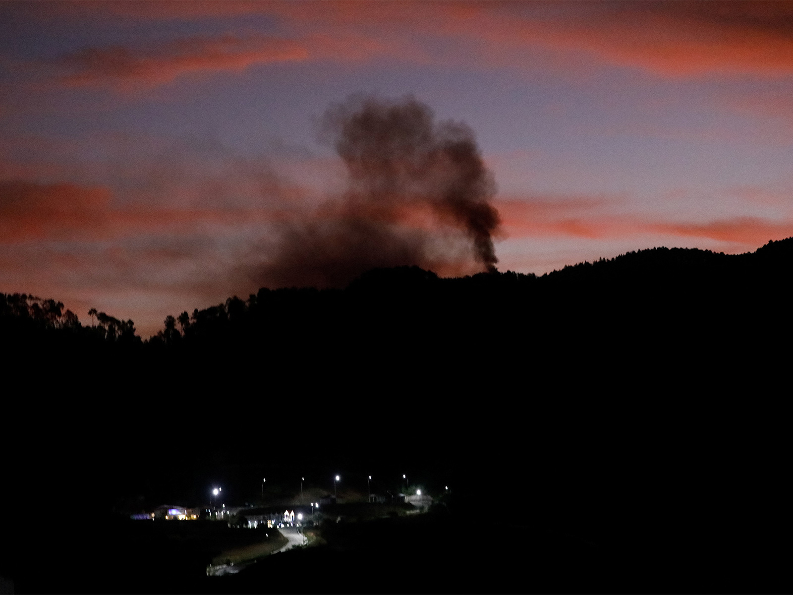 Smoke rises near Fort Tiuna during a full blackout, following explosions and loud noises, after U.S. President Donald Trump said the U.S. has struck Venezuela and captured its President Nicolas Maduro  (Photo/Reuters)