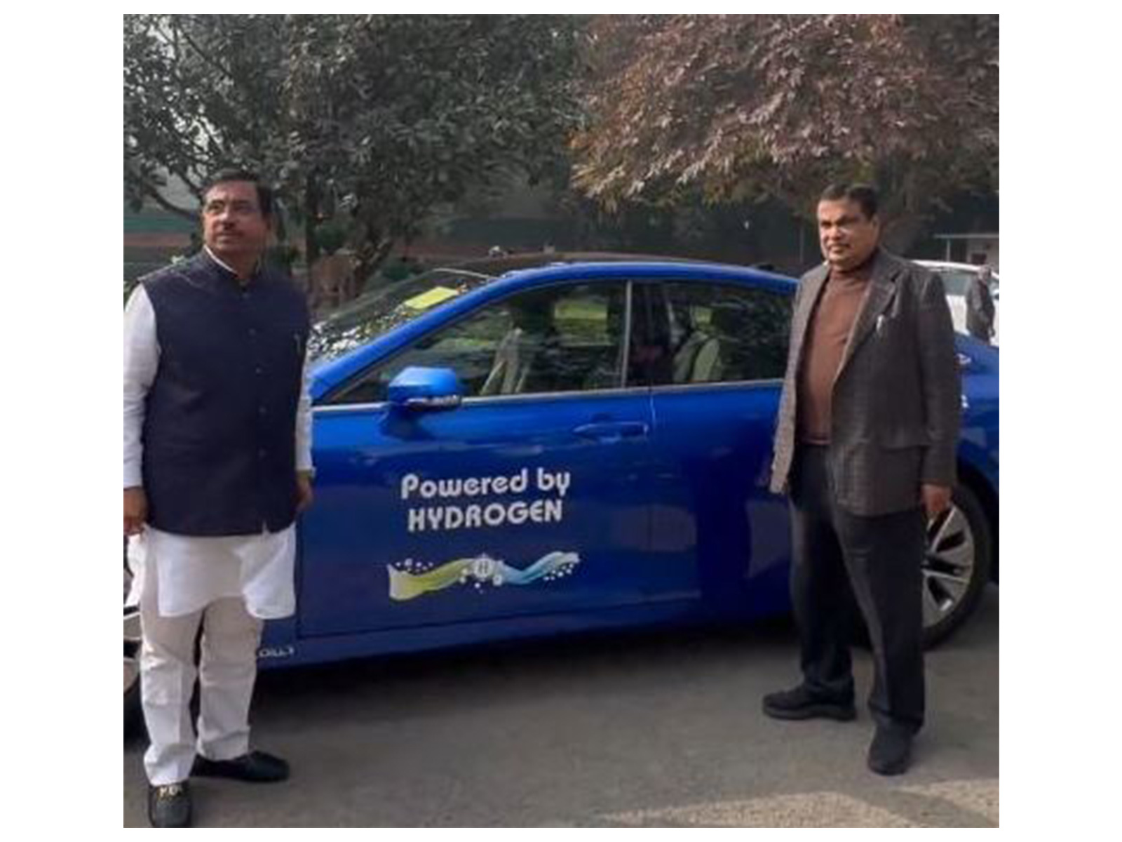Minister Pralhad Joshi adopts Hydrogen-powered car (Image: X/Nitin Gadkari)
