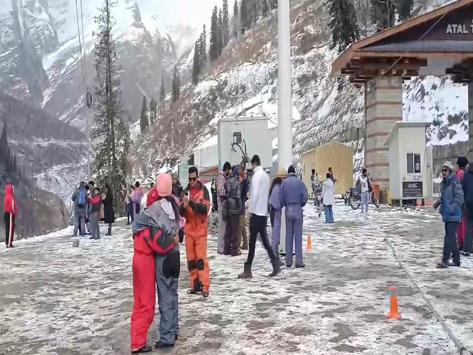 Tourists enjoy fresh snowfall in Rohtang Pass (Photo/ANI)