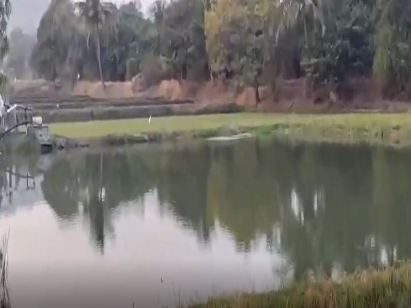 Huge hole develops in Tungabhadra Left Bank Canal (Photo/ANI)