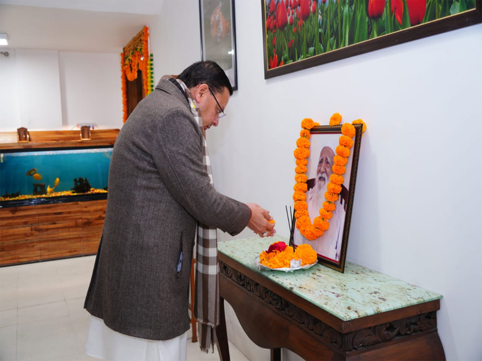 CM Pushkar Singh Dhami pays floral tribute to Sunderlal Bahuguna in Dehradun (Photo/@pushkardhami)