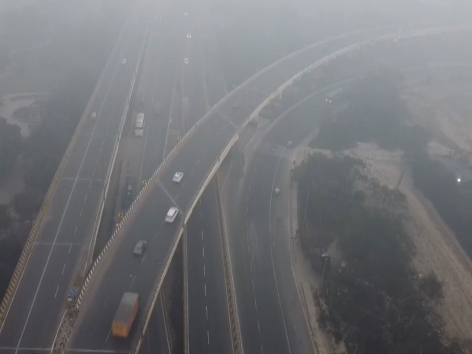 Thin layer of smog at Sarai Kale Khan (Photo/ANI)