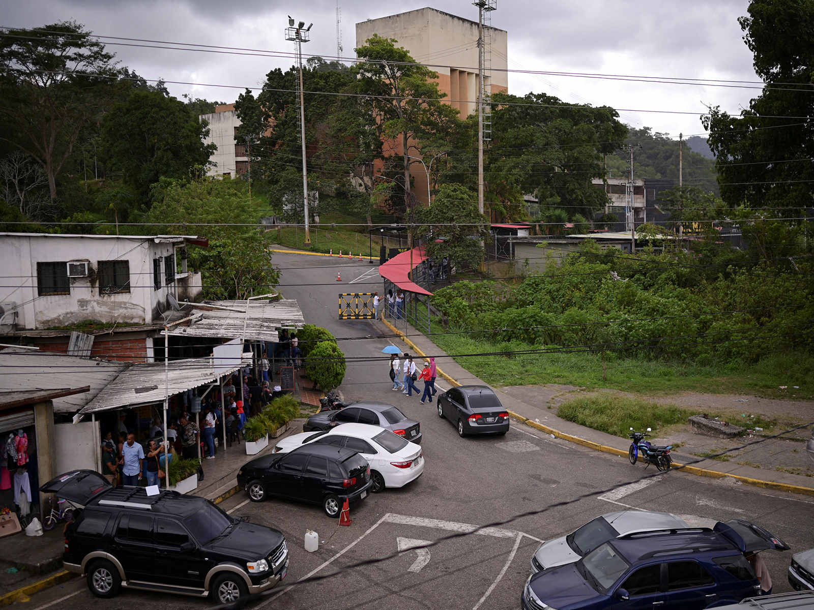 Family members of detainees shelter from the rain outside the El Rodeo jail, after National Assembly President Jorge Rodriguez announced release of prisoners (Photo/Reuters)