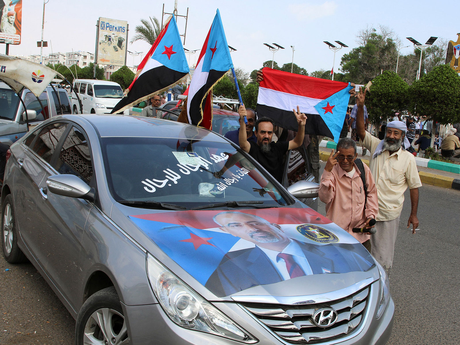 Supporters of the UAE-backed separatist Southern Transitional Council wave flags during a gathering in Aden, Yemen. (Photo/Reuters)