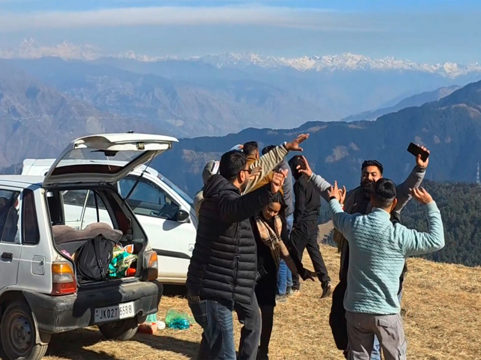 Tourists dancing to Bollywood and Punjabi songs at Nathatop (Photo/ANI)