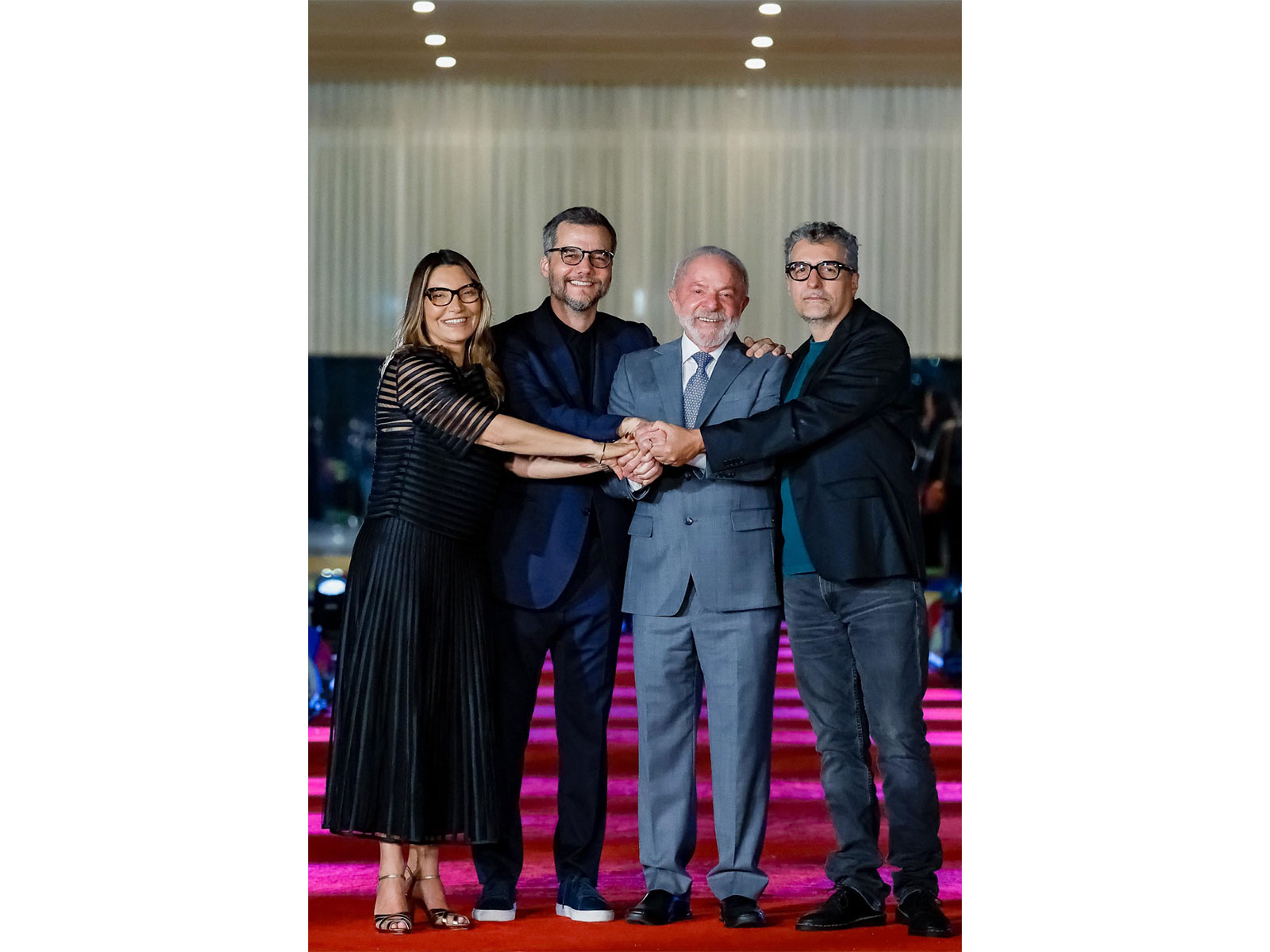 President Lula with cast of 'The Secret Agent'  (Photo/X/@LulaOficial)