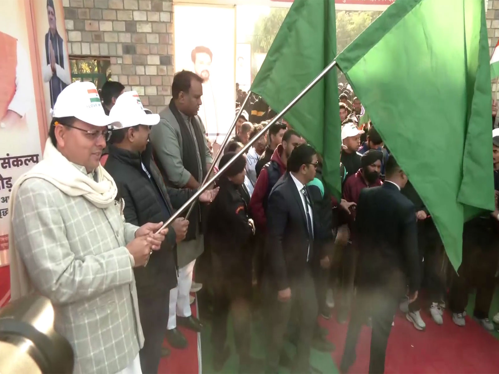 CM Dhami  flags off the 'Swadeshi Sankalp Run' from Gandhi Park, Dehradun (Photo/ANI)