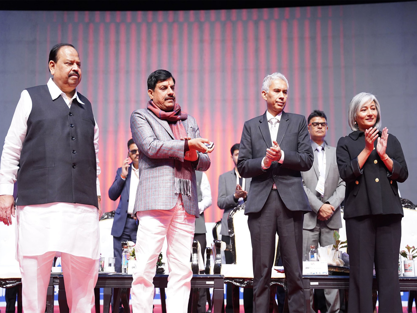 MP CM Mohan Yadav is transferring assistance to startups (Photo/ X @DrMohanYadav51)