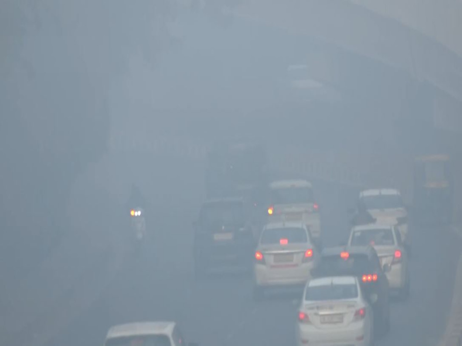 Motorists face a foggy morning at Subroto Park in Delhi (Photo/ANI)