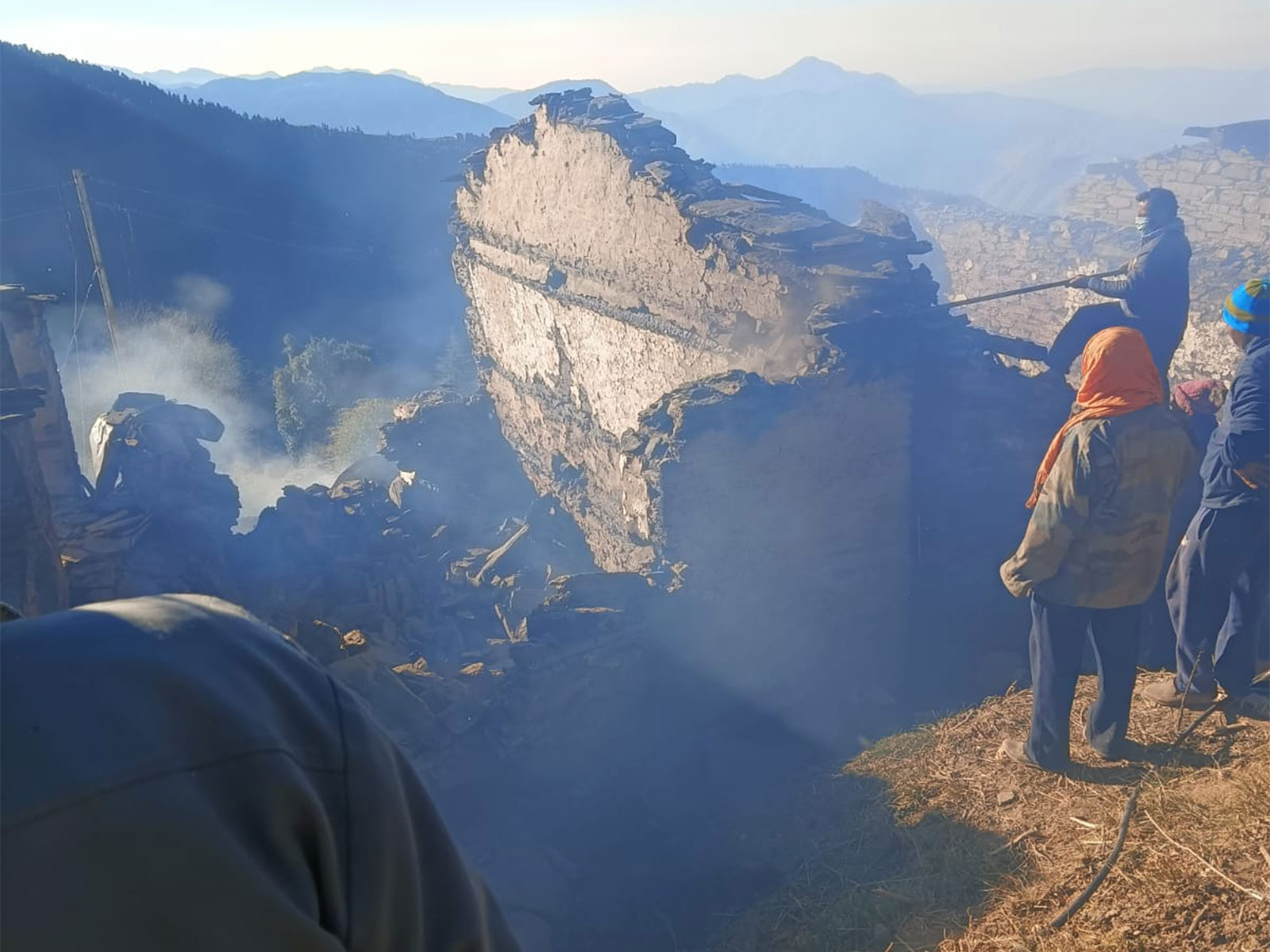 Chamoli administration on alert as forest fire rages in Govindghat range between Alaknanda and Lakshman Ganga rivers (Photo/ Chamoli administration) 