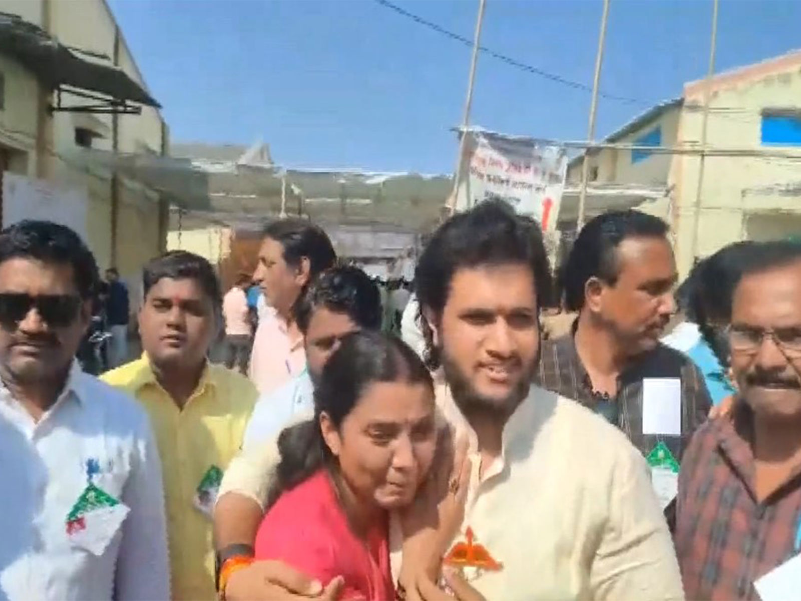 Shiv Sena leader Sarita Kolhe (left) along with Piyush Kolhe celebrating their relative's win in Jalgaon (Photo/ANI)