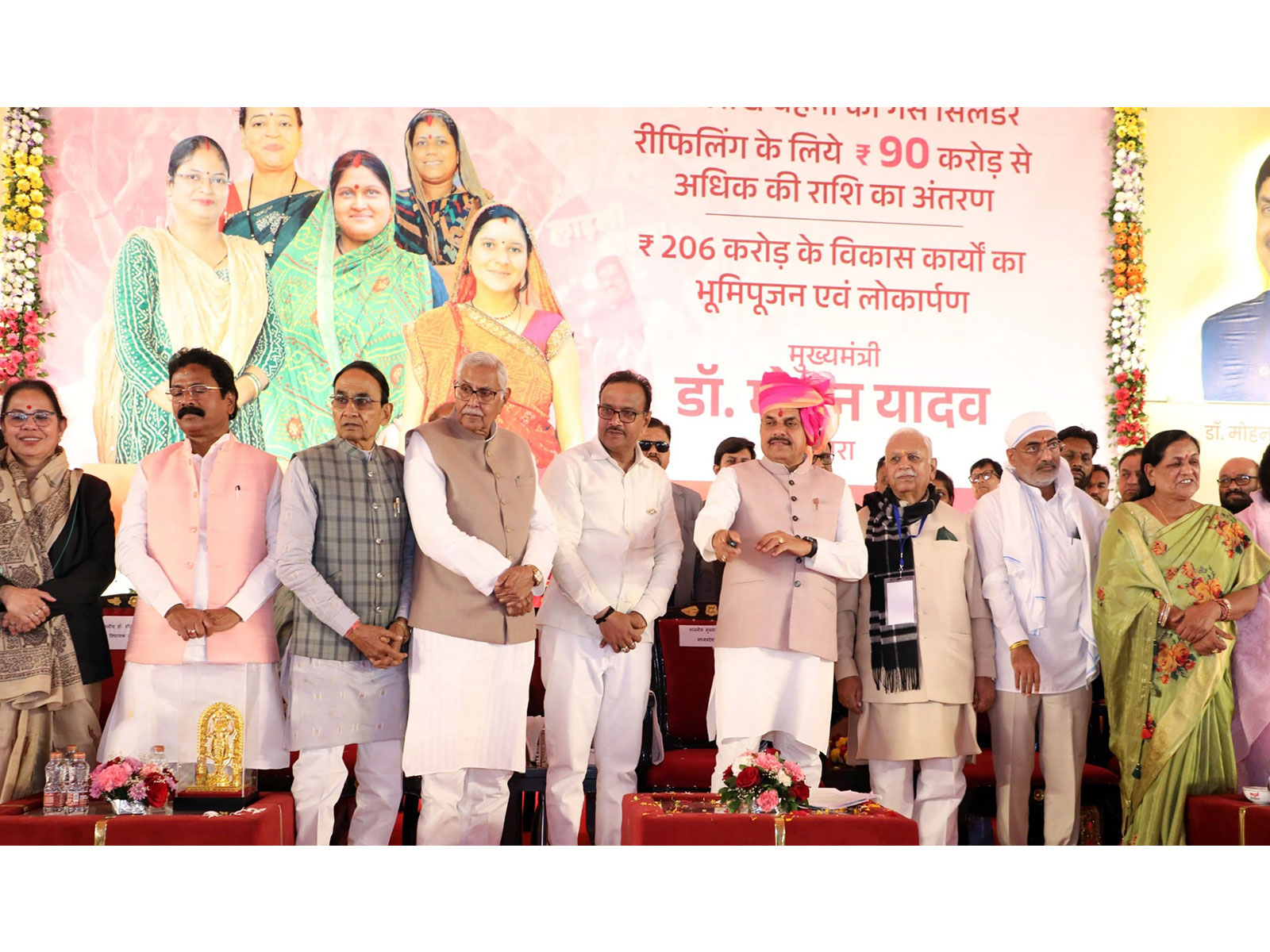 MP CM Mohan Yadav is transferring the financial aid to Ladli Behnas (Photo/DPR) 