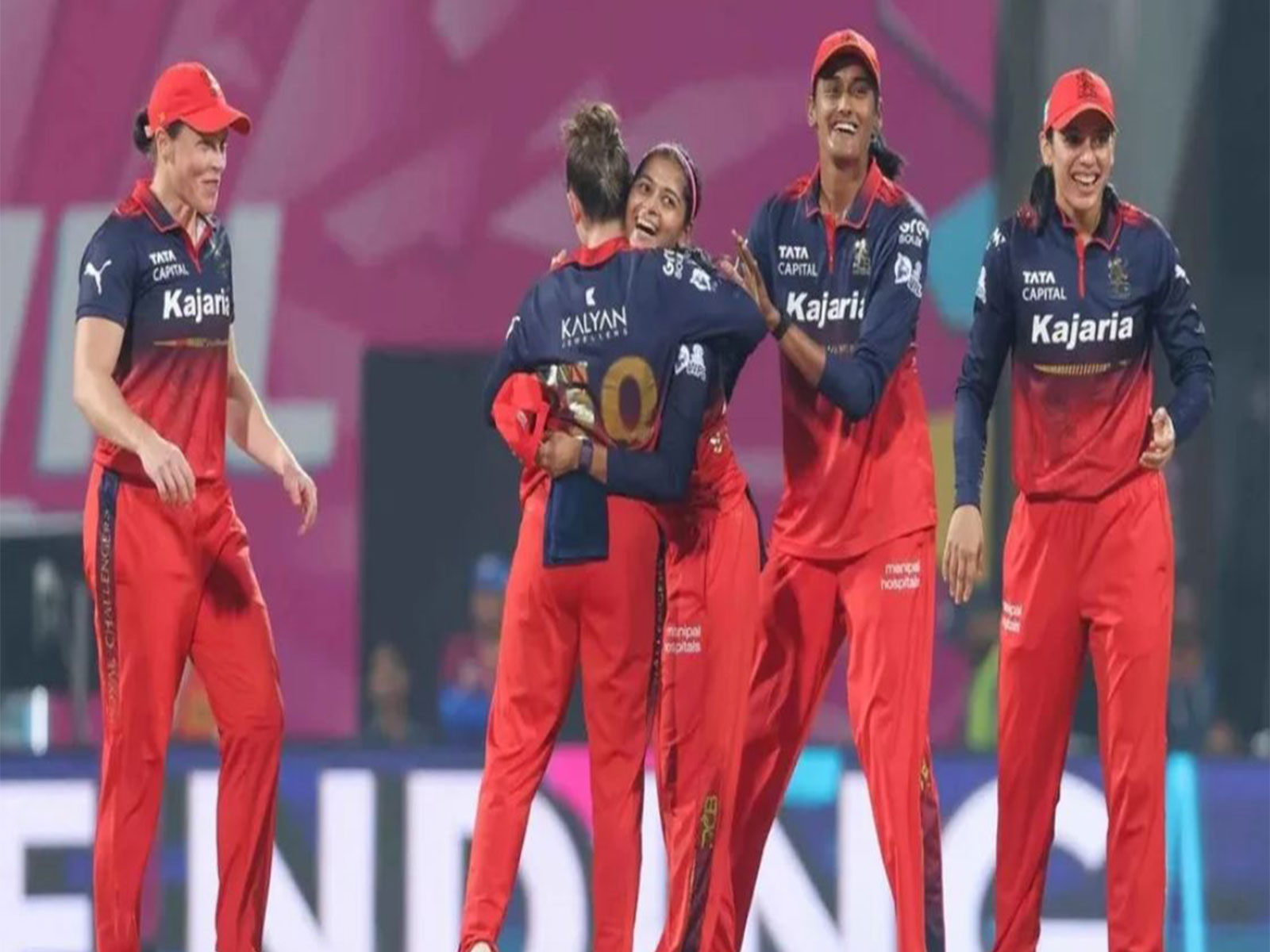 Royal Challengers Bengaluru team celebrating with Shreyanka. (Photo: @WPL official website)