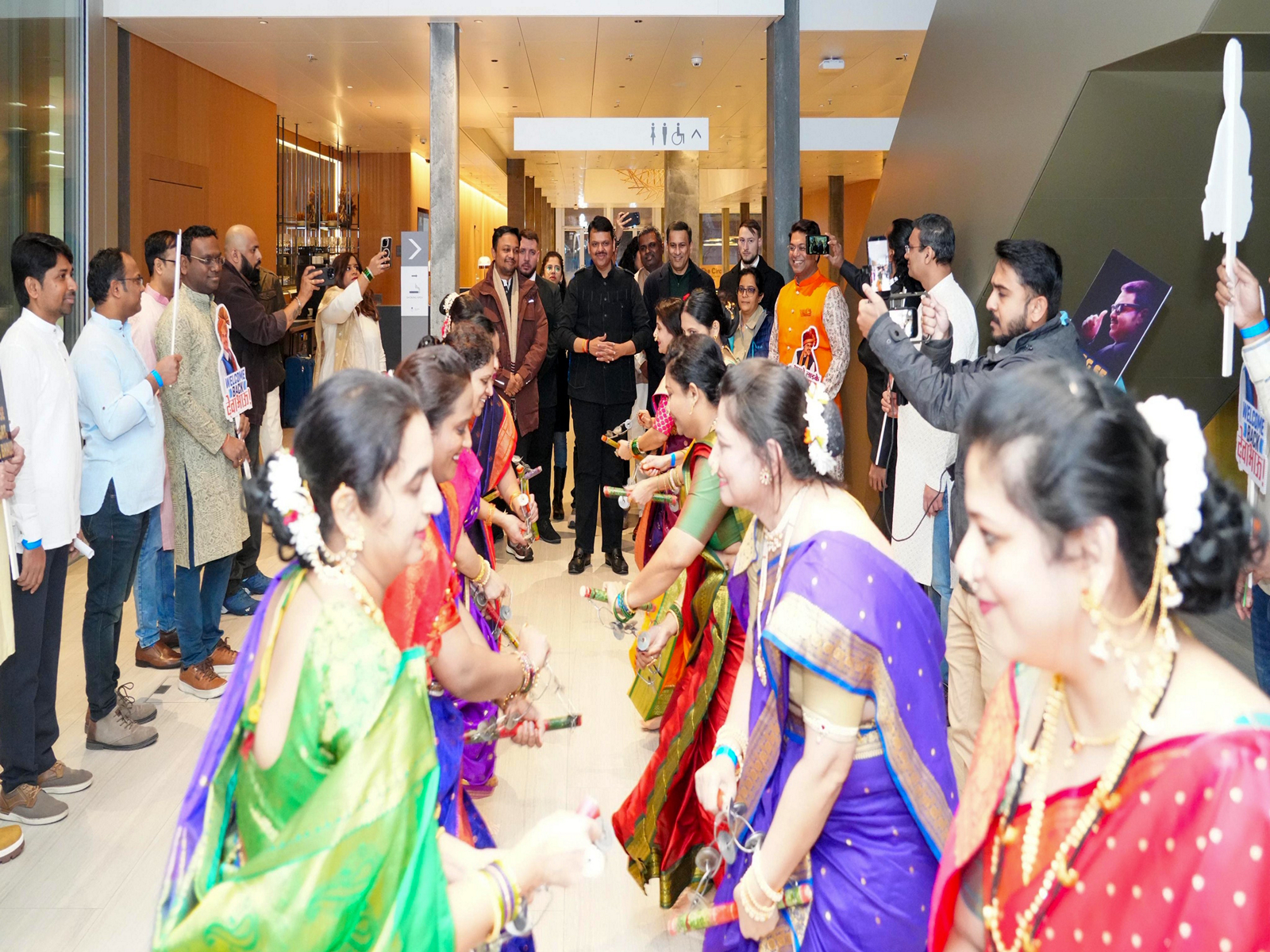 Marathi community welcomes Maharashtra CM Devendra Fadnavis in Davos(Photo/@Dev_Fadnavis)