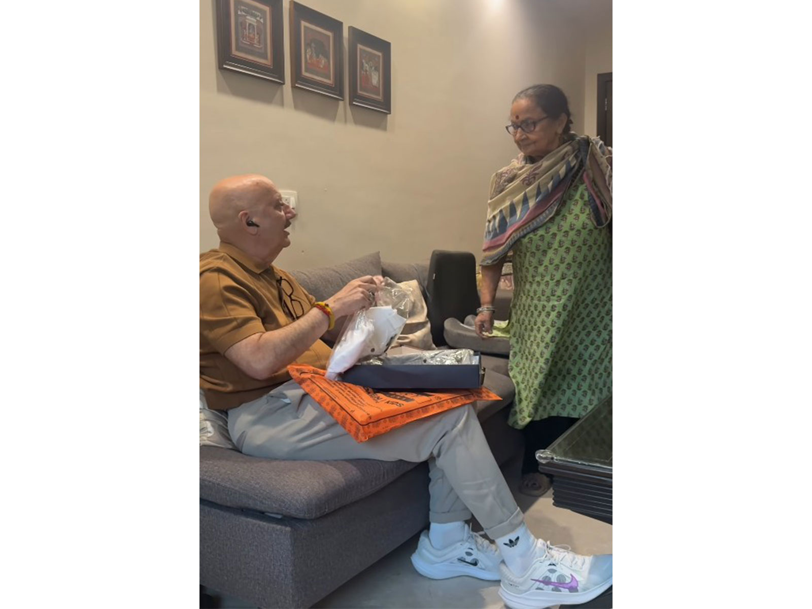 Anupam Kher and his mother (Photo/instagram/@anupampkher)